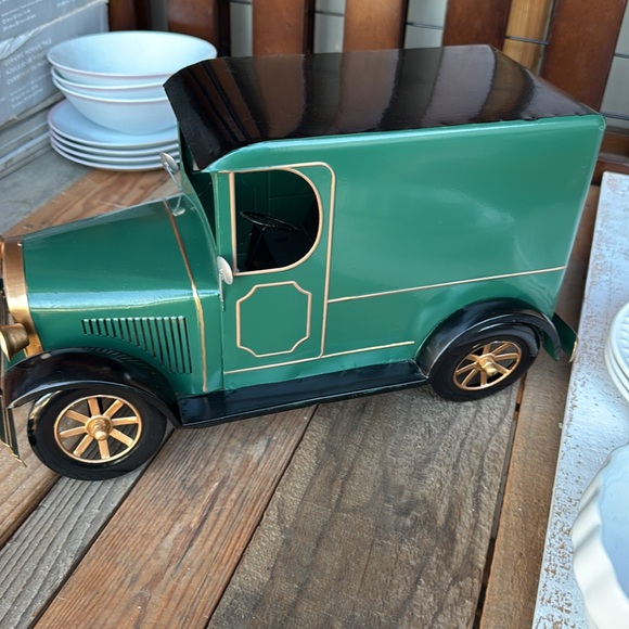 HOBBY LOBBY 2021 vintage tin car //
16”Lx8”Wx8.75”H - Picture 2 of 4